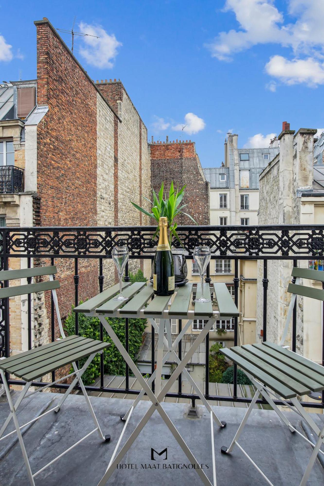 Hotel Maat Batignolles Paris Bagian luar foto